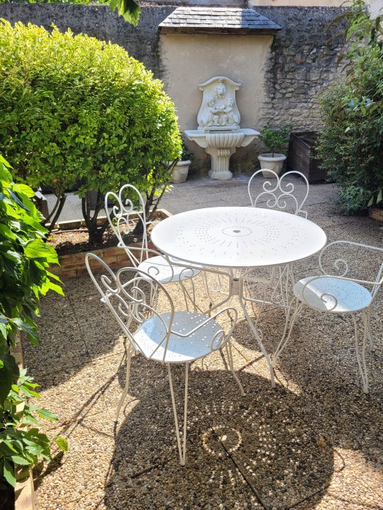 LE RELAIS DU CHATEAU<br />Le patio coté fontaine LE RELAIS DU CHATEAU<br />Le patio coté fontaine