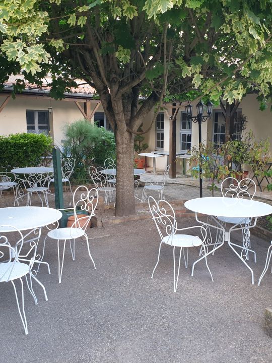 LE RELAIS DU CHATEAU<br />Le patio en été LE RELAIS DU CHATEAU<br />Le patio en été