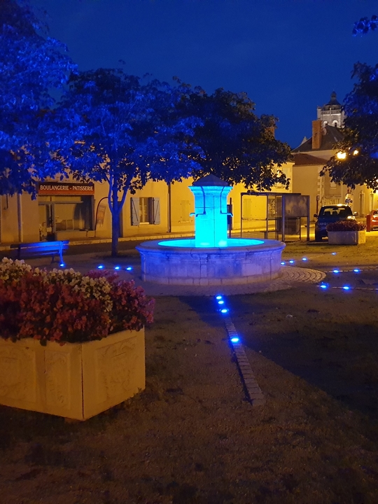 PLAINE ET VALLEES <br />Fontaine de la place à Oiron PLAINE ET VALLEES <br />Fontaine de la place à Oiron