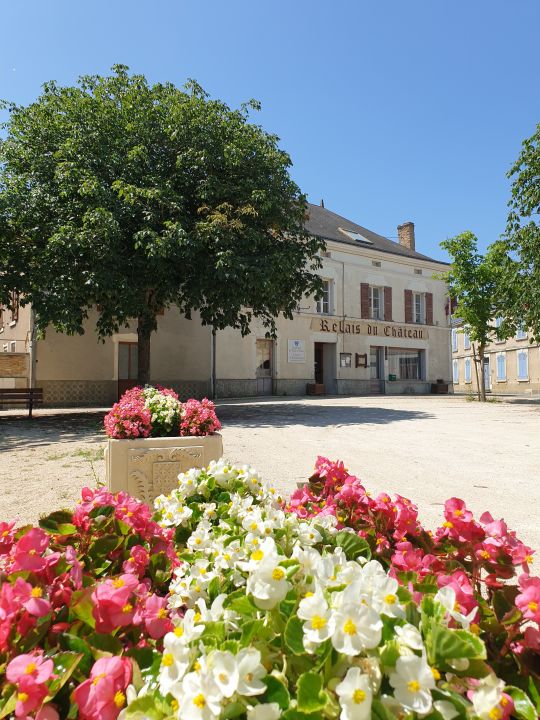 PLAINE ET VALLEES <br />Place des Marronniers à Oiron PLAINE ET VALLEES <br />Place des Marronniers à Oiron