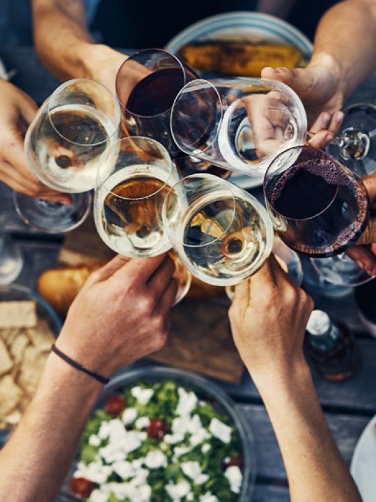 TABLE D'HÔTES<br />Sur le pouce ou en dégustation, la table d'hôtes vous est proposée tous les soirs sur réservation préalable. Tarif de 13 à 35 euros. TABLE D'HÔTES<br />Sur le pouce ou en dégustation, la table d'hôtes vous est proposée tous les soirs sur réservation préalable. Tarif de 13 à 35 euros.