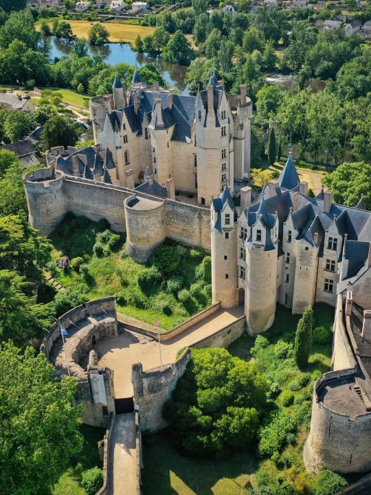MONTREUIL BELLAY - 25 mn de Oiron<br />Son superbe Château, son patrimoine historique, ses balades et activités le long du Thouet qui la borde.<br />Plus d'info : https://www.ot-saumur.fr/arts-et-histoire/villes-et-villages/montreuil-bellay/ MONTREUIL BELLAY - 25 mn de Oiron<br />Son superbe Château, son patrimoine historique, ses balades et activités le long du Thouet qui la borde.<br />Plus d'info : https://www.ot-saumur.fr/arts-et-histoire/villes-et-villages/montreuil-bellay/