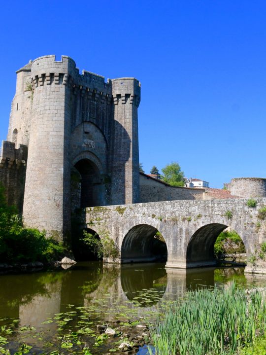 PARTHENAY - 40 mn de Oiron<br />Dominant une boucle du Thouet, la ville médiévale de Parthenay est un concentré de l'architecture du Moyen-Age.<br />Plus d'info : https://www.tourisme-deux-sevres.com/parthenay-ville-et-pays-dart-et-dhistoire/parthenay/pcuaqu079v500je0 PARTHENAY - 40 mn de Oiron<br />Dominant une boucle du Thouet, la ville médiévale de Parthenay est un concentré de l'architecture du Moyen-Age.<br />Plus d'info : https://www.tourisme-deux-sevres.com/parthenay-ville-et-pays-dart-et-dhistoire/parthenay/pcuaqu079v500je0
