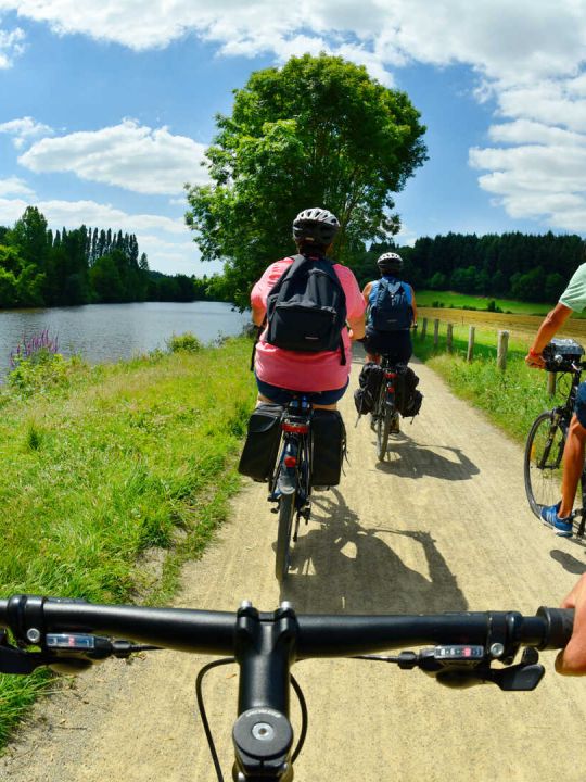 VELO FRANCETTE - 6 Km de Oiron<br />Partant de Normandie et traversant les Pays de la Loire et le Poitou-Charentes, l'itinéraire cyclable de la Vélo Francette® vous fait découvrir les saveurs d'une belle et douce France.<br />Depuis Mai 2025, le Relais est ACCUEIL VELO !<br />Plus d'info en bas de page. VELO FRANCETTE - 6 Km de Oiron<br />Partant de Normandie et traversant les Pays de la Loire et le Poitou-Charentes, l'itinéraire cyclable de la Vélo Francette® vous fait découvrir les saveurs d'une belle et douce France.<br />Depuis Mai 2025, le Relais est ACCUEIL VELO !<br />Plus d'info en bas de page.