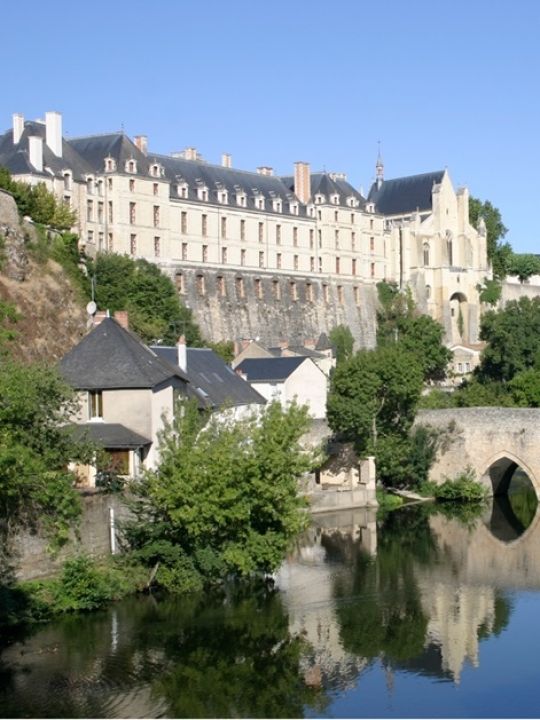 THOUARS - 15 mn de Oiron<br />Son château surplombant le Thouet, son patrimoine architectural et historique, ses musées et son marché sélectionné en 2023 parmi les 10 plus beaux marchés de France.<br />Plus d'info : https://www.maisonduthouarsais.com/ THOUARS - 15 mn de Oiron<br />Son château surplombant le Thouet, son patrimoine architectural et historique, ses musées et son marché sélectionné en 2023 parmi les 10 plus beaux marchés de France.<br />Plus d'info : https://www.maisonduthouarsais.com/