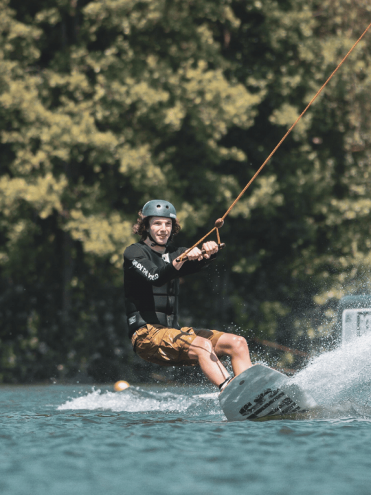 MONCONTOUR - 12 mn de Oiron<br />Ses chemins de promenades le long des lavoirs de la Dive, son plan d'eau et sa base de loisirs avec son célèbre ski nautique. <br />Plus d'info : https://www.tourisme-loudunais.com/ MONCONTOUR - 12 mn de Oiron<br />Ses chemins de promenades le long des lavoirs de la Dive, son plan d'eau et sa base de loisirs avec son célèbre ski nautique. <br />Plus d'info : https://www.tourisme-loudunais.com/