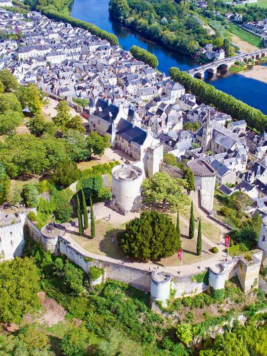 CHINON - 35 mn de Oiron<br />Sa forteresse royale surplombant la ville et la Vienne, son patrimoine historique.<br />Plus d'info : https://www.azay-chinon-valdeloire.com/ CHINON - 35 mn de Oiron<br />Sa forteresse royale surplombant la ville et la Vienne, son patrimoine historique.<br />Plus d'info : https://www.azay-chinon-valdeloire.com/