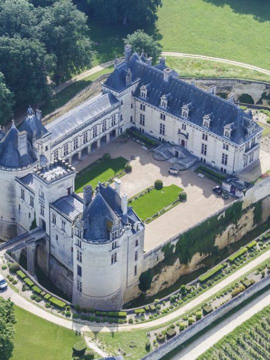 CHATEAU DE BREZE - 35 mn de Oiron<br />Superbe château du 16ème siècle avec son réseau troglodytique situé sous le château et dans les fossés, comportant aussi bien des pièces de la vie quotidienne que militaire.<br />Plus d'info : https://www.chateaudebreze.com/ CHATEAU DE BREZE - 35 mn de Oiron<br />Superbe château du 16ème siècle avec son réseau troglodytique situé sous le château et dans les fossés, comportant aussi bien des pièces de la vie quotidienne que militaire.<br />Plus d'info : https://www.chateaudebreze.com/