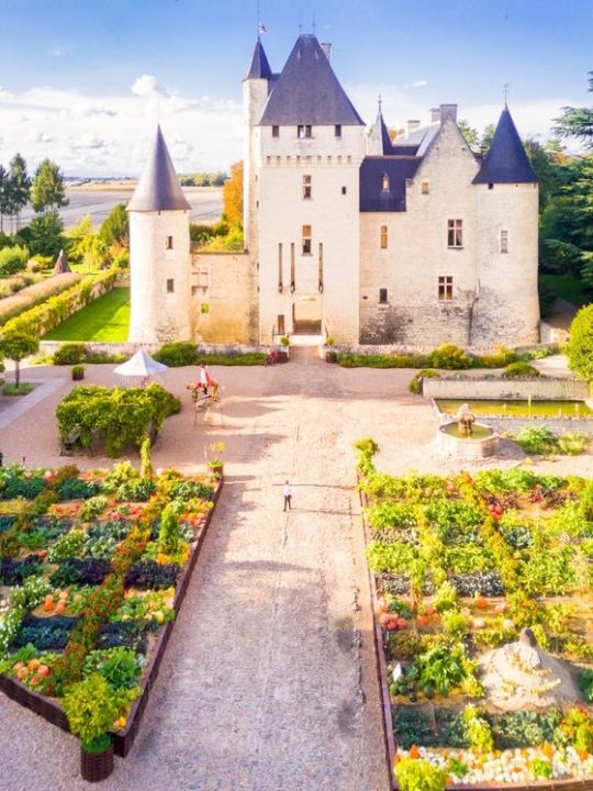 CHATEAU DU RIVAU - 40 mn de Oiron<br />Château médiéval entouré par 15 jardins de conte de fées classés et ses collections entre art ancien et art contemporain. <br />Plus d'info : https://www.chateaudurivau.com/fr/ CHATEAU DU RIVAU - 40 mn de Oiron<br />Château médiéval entouré par 15 jardins de conte de fées classés et ses collections entre art ancien et art contemporain. <br />Plus d'info : https://www.chateaudurivau.com/fr/